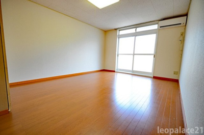 【居間・リビング】 | レオパレス建山弐番館 | 設備仕様は号室により異なる為、現況を優先とします。