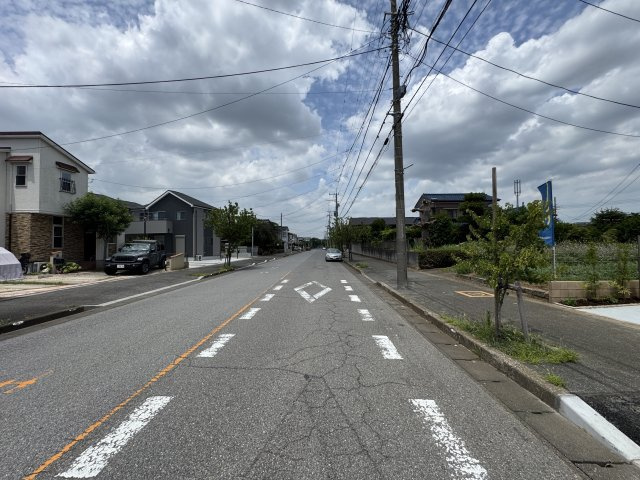 松戸市幸田４丁目新築戸建【小金北小学校：8分】の前面道路含む現地写真|西側前面道路・幅員約16ｍ