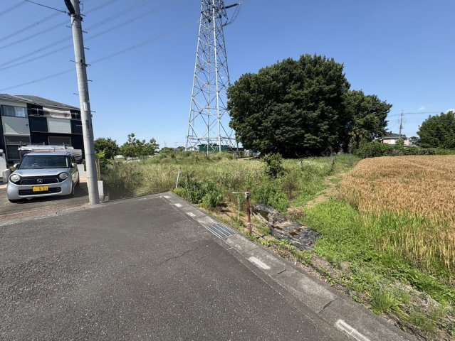 坂戸市塚越　建築条件なし売地　「坂戸駅」車14分　敷地99坪　【勝呂小学区】の前面道路含む現地写真