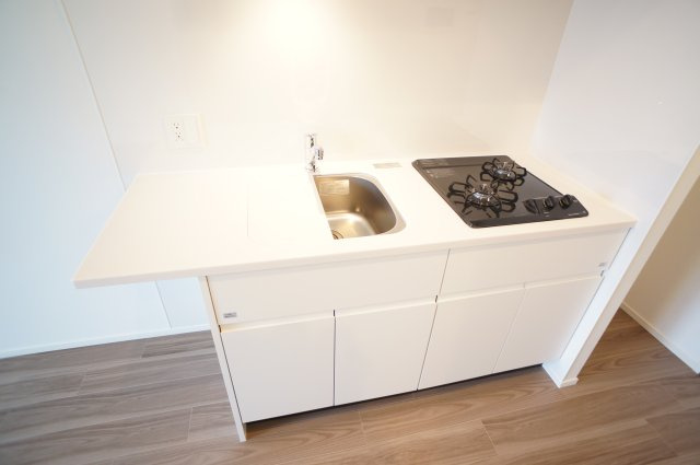 プライムメゾン錦糸町のキッチン|2口ガスシステムキッチンです♪
調理スペースを広げたい場合は、シンク台ををご活用ください♪
