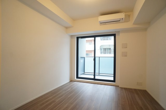 プライムメゾン錦糸町の居間・リビング|落ち着いた色合いの床と、白い建具とクロスは家具選びし易いです。