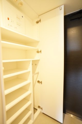 プライムメゾン錦糸町の玄関|大容量のシューズＢＯＸの中板は高さ調整ができます。傘立ても完備。
