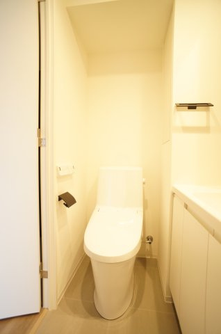 プライムメゾン錦糸町のトイレ|温水洗浄暖房便座は、節水壁掛けリモコンタイプです。