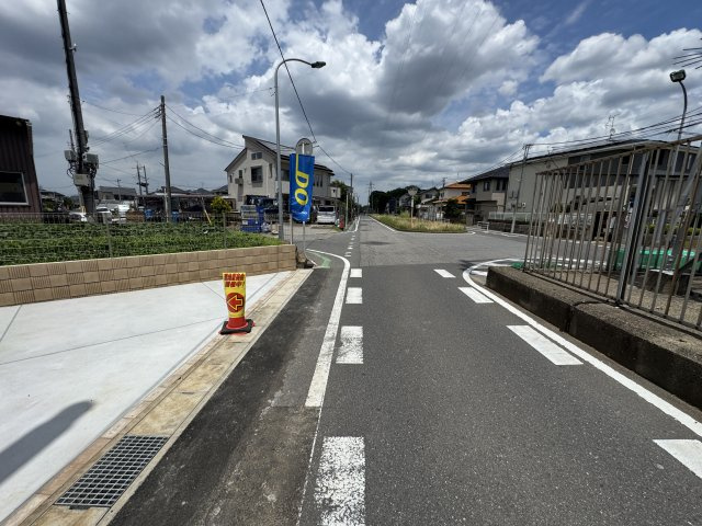 松戸市幸田４丁目新築戸建【小金北小学校：8分】の前面道路含む現地写真|東側前面道路