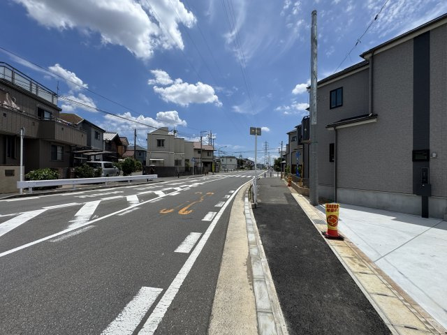 松戸市幸田４丁目新築戸建【小金北小学校：8分】の前面道路含む現地写真|東側前面道路・幅員約16ｍ