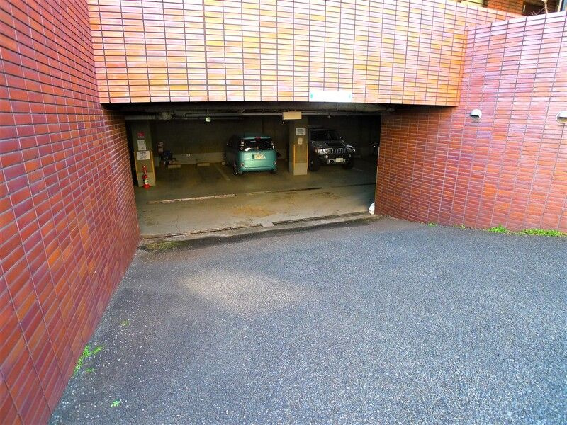 ヘリオス天神町レジデンスの駐車場