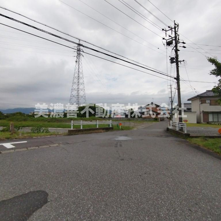 ６５５５３　揖斐郡大野町大字六里土地の前面道路含む現地写真
