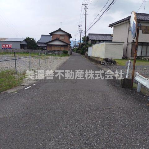 ６５５５３　揖斐郡大野町大字六里土地の前面道路含む現地写真