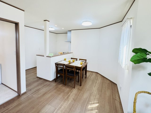 【居間・リビング】 | 松戸市幸田４丁目新築戸建【小金北小学校：8分】 | 18.12帖リビングダイニングキッチン