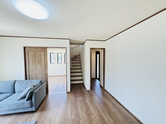 【居間・リビング】 | 松戸市幸田４丁目新築戸建【小金北小学校：8分】 | 家族の顔が見えるリビングイン階段