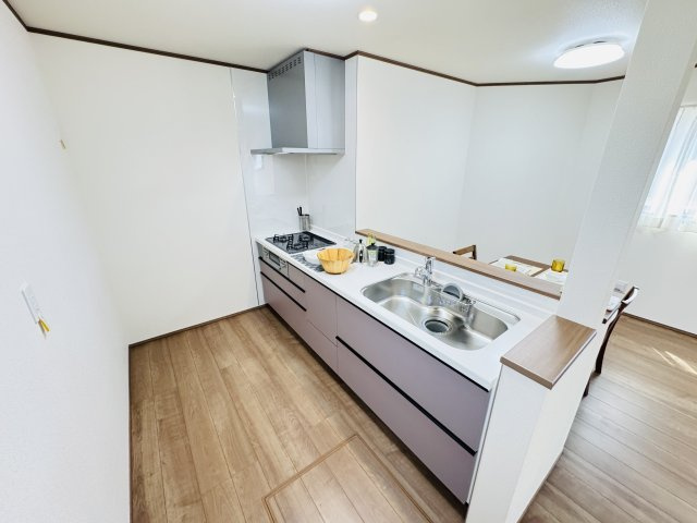 【キッチン】 | 松戸市幸田４丁目新築戸建【小金北小学校：8分】 | お手入れしやすいレンジフード・シンクの水栓には浄水器がついてます！