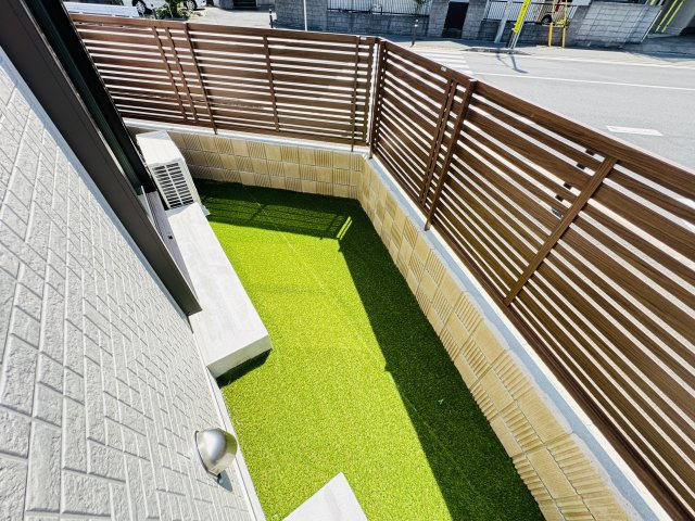 【庭】 | 松戸市幸田４丁目新築戸建【小金北小学校：8分】 | リビング前南側庭スペース