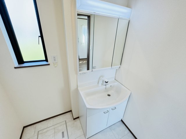 【独立洗面台】 | 松戸市幸田４丁目新築戸建【小金北小学校：8分】 | シャワーヘッド付き三面鏡洗面化粧台