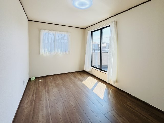 【寝室】 | 松戸市幸田４丁目新築戸建【小金北小学校：8分】 | 7.75帖寝室・南側バルコニー前の明るいお部屋です♪