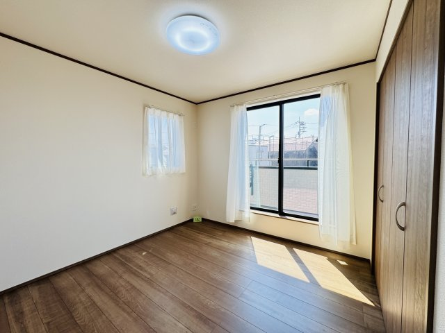 【子供部屋】 | 松戸市幸田４丁目新築戸建【小金北小学校：8分】 | 6.06帖洋室・南側バルコニー前の明るいお部屋です♪