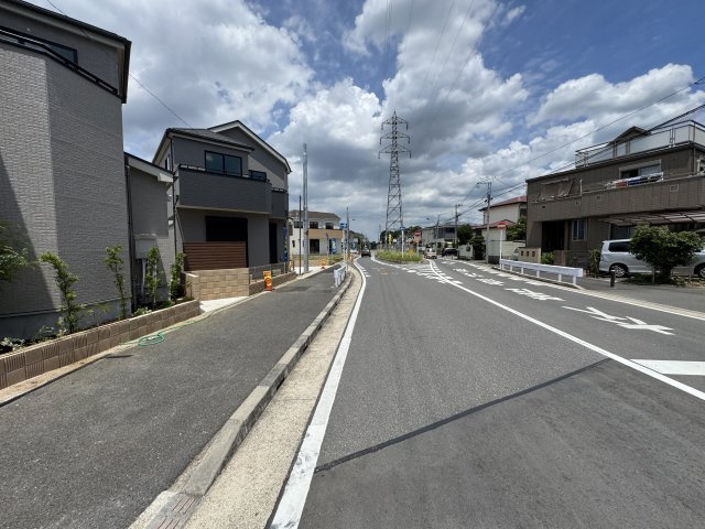 松戸市幸田４丁目新築戸建【小金北小学校：8分】の前面道路含む現地写真|東側前面道路・幅員約16ｍ
