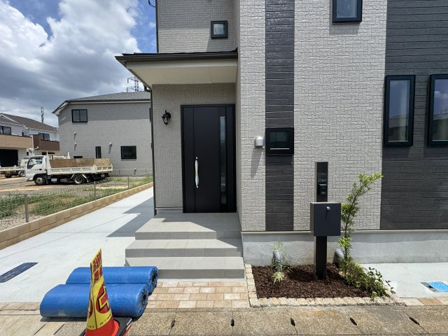 【エントランス】 | 松戸市幸田４丁目新築戸建【小金北小学校：8分】 | エントランス・玄関ポーチ