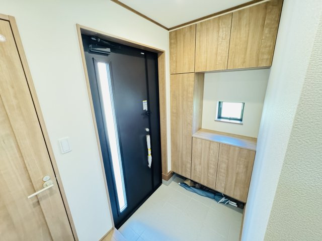【玄関】 | 松戸市幸田４丁目新築戸建【小金北小学校：8分】 | 玄関ホール・容量たっぷりシューズボックス