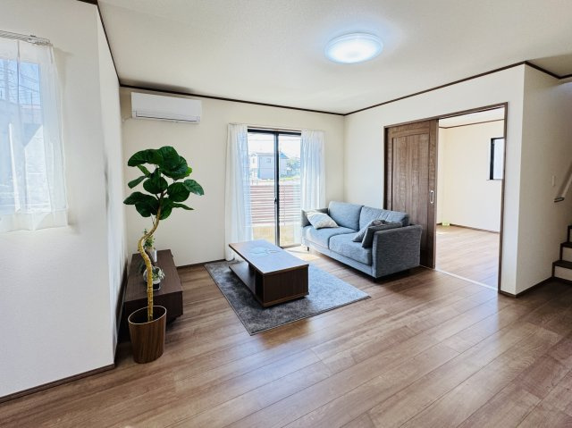 【居間・リビング】 | 松戸市幸田４丁目新築戸建【小金北小学校：8分】 | 18.12帖リビングダイニングキッチン