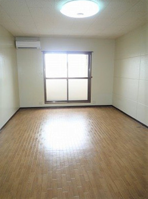 【居間・リビング】 | フォーブルハウス中園A棟 | こちらの居間で趣味の時間をお楽しみください