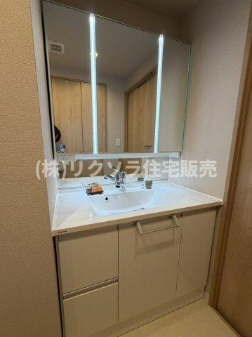 リバティパーク枚方B棟の独立洗面台|センターライト付き三面鏡独立洗面台
■物件内覧・資金計画相談・住宅ローン相談、リフォーム相談、お問合せ受付中■
※当日・翌日のご内覧、ご相談はお電話でのお問合せがスムーズです！