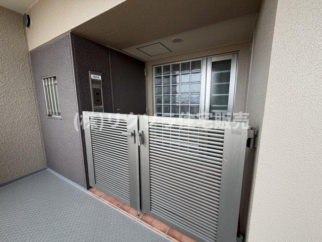 リバティパーク枚方B棟の玄関|専用ポーチ付き
■物件内覧・資金計画相談・住宅ローン相談、リフォーム相談、お問合せ受付中■
※当日・翌日のご内覧、ご相談はお電話でのお問合せがスムーズです！