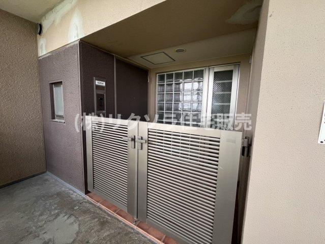 リバティパーク枚方B棟の玄関|ポーチ付き
■物件内覧・資金計画相談・住宅ローン相談、リフォーム相談、お問合せ受付中■
※当日・翌日のご内覧、ご相談はお電話でのお問合せがスムーズです！