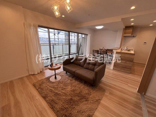 リバティパーク枚方B棟の居間・リビング|LDK16.4帖
■物件内覧・資金計画相談・住宅ローン相談、リフォーム相談、お問合せ受付中■
※当日・翌日のご内覧、ご相談はお電話でのお問合せがスムーズです！