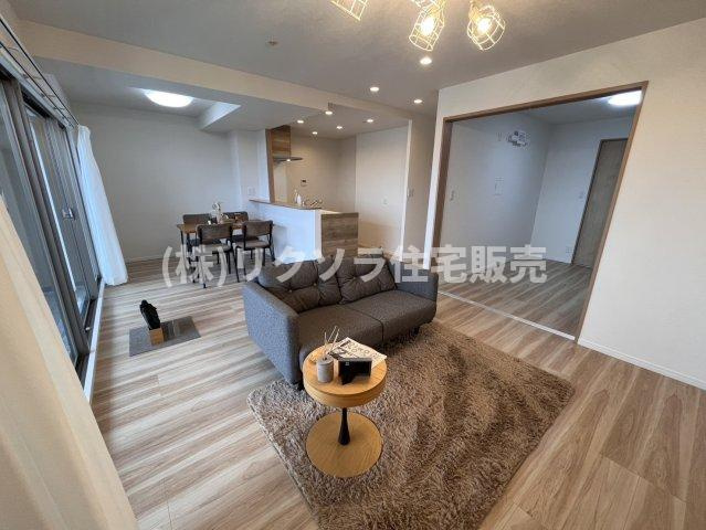 リバティパーク枚方B棟の居間・リビング|LDK16.4帖
■物件内覧・資金計画相談・住宅ローン相談、リフォーム相談、お問合せ受付中■
※当日・翌日のご内覧、ご相談はお電話でのお問合せがスムーズです！