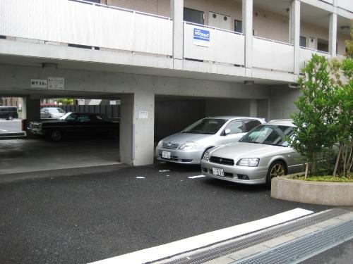 エバーグリーンの駐車場
