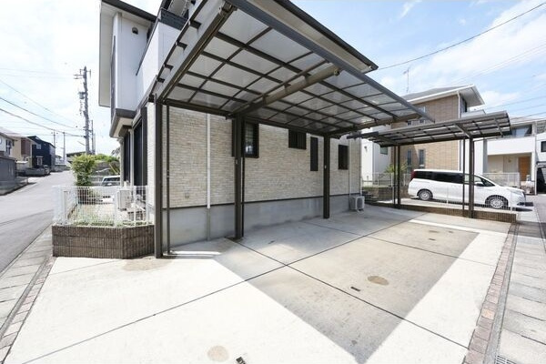志賀町神上り戸建の駐車場