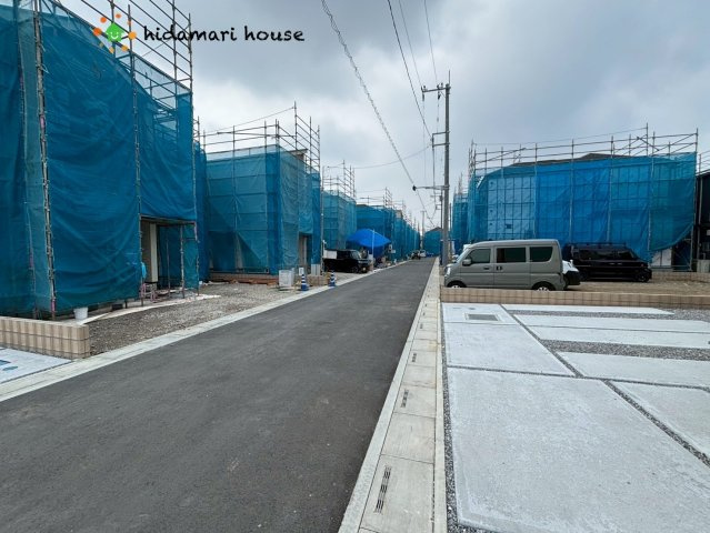 桶川市加納6期　新築戸建　グラファーレ01の前面道路含む現地写真