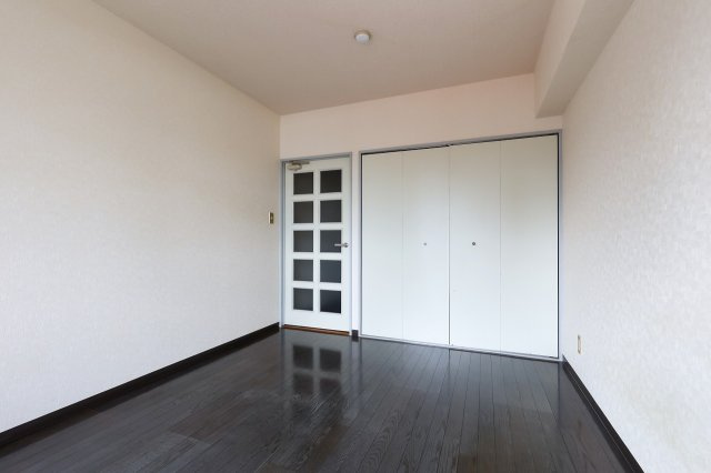 協栄マンションOYAMAの洋室