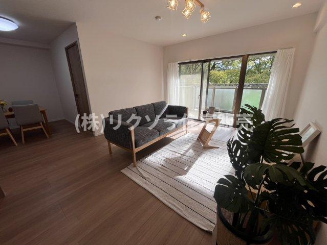 オークヒルズ香里四番館の居間・リビング|LDK18.7帖
■物件内覧・資金計画相談・住宅ローン相談、リフォーム相談、お問合せ受付中■
※当日・翌日のご内覧、ご相談はお電話でのお問合せがスムーズです！