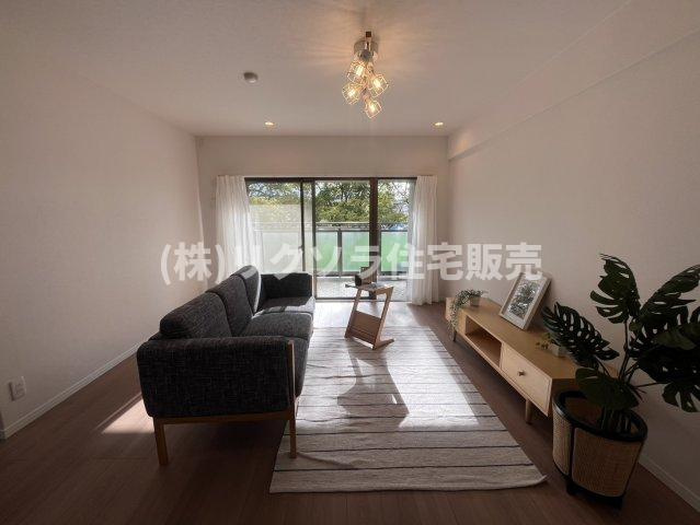 オークヒルズ香里四番館のダイニング|LDK18.7帖
■物件内覧・資金計画相談・住宅ローン相談、リフォーム相談、お問合せ受付中■
※当日・翌日のご内覧、ご相談はお電話でのお問合せがスムーズです！