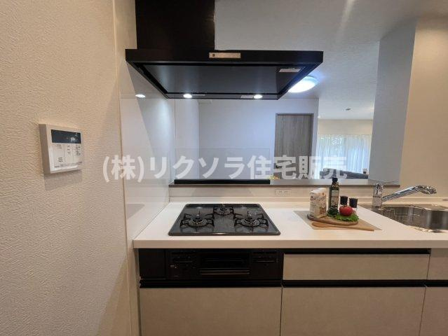 オークヒルズ香里四番館の設備|ビルトイン三口コンロ
■物件内覧・資金計画相談・住宅ローン相談、リフォーム相談、お問合せ受付中■
※当日・翌日のご内覧、ご相談はお電話でのお問合せがスムーズです！