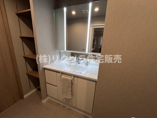 オークヒルズ香里四番館の独立洗面台|三面鏡付き独立洗面台
■物件内覧・資金計画相談・住宅ローン相談、リフォーム相談、お問合せ受付中■
※当日・翌日のご内覧、ご相談はお電話でのお問合せがスムーズです！