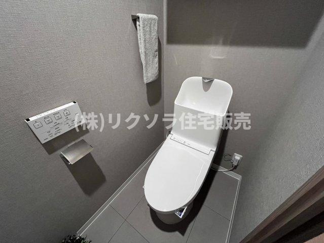 オークヒルズ香里四番館のトイレ|温水洗浄便座付き
■物件内覧・資金計画相談・住宅ローン相談、リフォーム相談、お問合せ受付中■
※当日・翌日のご内覧、ご相談はお電話でのお問合せがスムーズです！