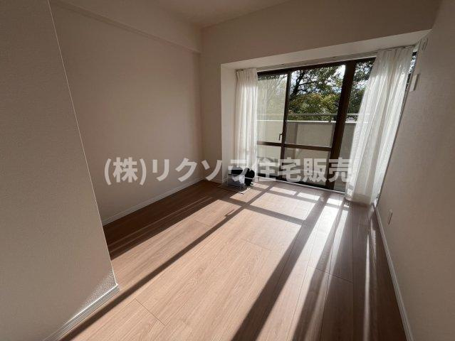 オークヒルズ香里四番館の子供部屋|洋室5.1帖
■物件内覧・資金計画相談・住宅ローン相談、リフォーム相談、お問合せ受付中■
※当日・翌日のご内覧、ご相談はお電話でのお問合せがスムーズです！