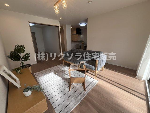 オークヒルズ香里四番館の居間・リビング|LDK18.7帖
■物件内覧・資金計画相談・住宅ローン相談、リフォーム相談、お問合せ受付中■
※当日・翌日のご内覧、ご相談はお電話でのお問合せがスムーズです！