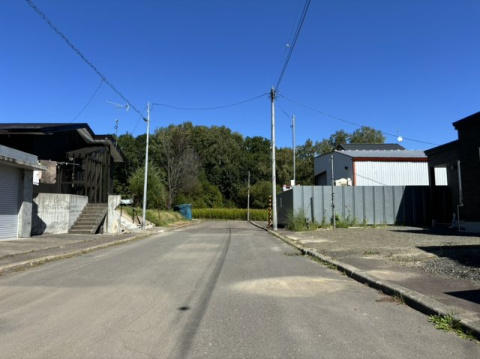 【前面道路含む現地写真】 | 北見市小泉６７５番３５　新築平屋建て