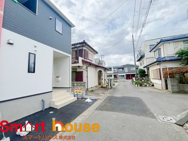 相模原市中央区上溝　新築1棟の前面道路含む現地写真|お住まいの前面道路が広いと駐車が楽になり、陽当たりも遮られないので明るく居心地の良いお家になります♪