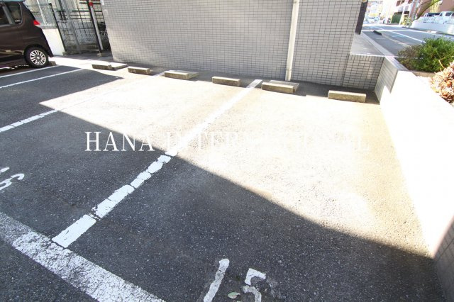 メゾンプルミエ弐番館の駐車場