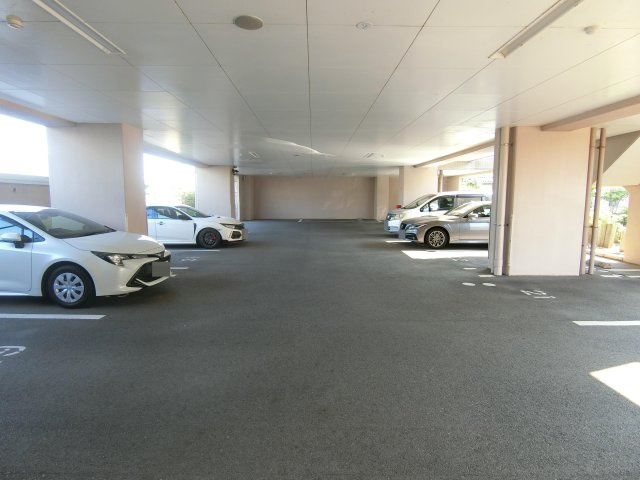 グランドール旗ヶ崎の駐車場