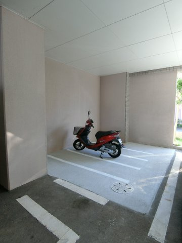 グランドール旗ヶ崎の駐車場