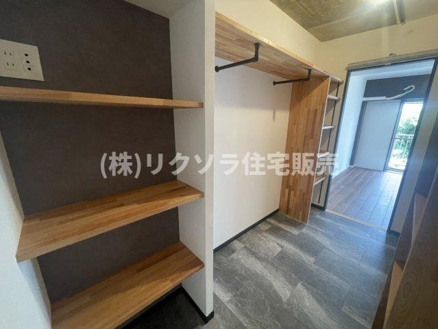 大和田ハイムB棟の収納|広々ウォークインクローゼット
■物件内覧・資金計画相談・住宅ローン相談、リフォーム相談、お問合せ受付中■
※当日・翌日のご内覧、ご相談はお電話でのお問合せがスムーズです！