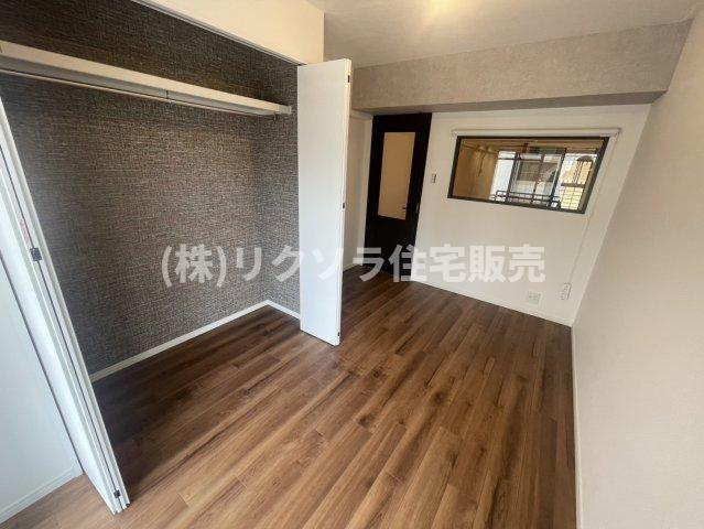 大和田ハイムB棟の洋室|洋室5.5帖　クローゼットのクロスが可愛すぎる！
■物件内覧・資金計画相談・住宅ローン相談、リフォーム相談、お問合せ受付中■
※当日・翌日のご内覧、ご相談はお電話でのお問合せがスムーズです！