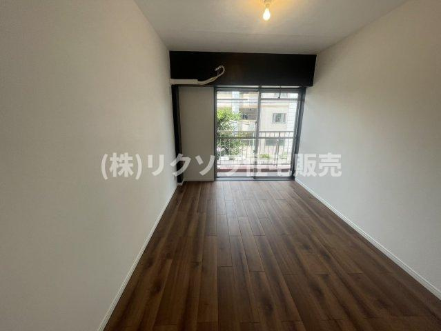 大和田ハイムB棟の寝室|洋室5.5帖　ウォークインクローゼットへ抜けられます
■物件内覧・資金計画相談・住宅ローン相談、リフォーム相談、お問合せ受付中■
※当日・翌日のご内覧、ご相談はお電話でのお問合せがスムーズです！