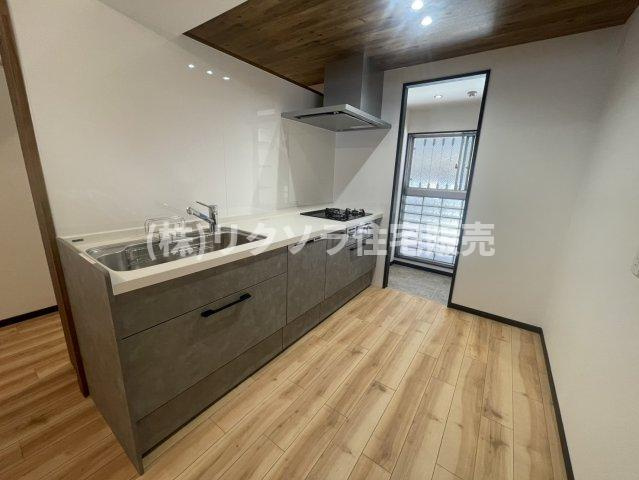 大和田ハイムB棟のキッチン|土間から食材などの荷物をすぐに置けて家事動線が良いです！
■物件内覧・資金計画相談・住宅ローン相談、リフォーム相談、お問合せ受付中■
※当日・翌日のご内覧、ご相談はお電話でのお問合せがスムーズです！