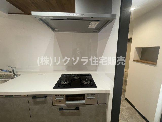 大和田ハイムB棟のキッチン|ビルトイン三口コンロ
■物件内覧・資金計画相談・住宅ローン相談、リフォーム相談、お問合せ受付中■
※当日・翌日のご内覧、ご相談はお電話でのお問合せがスムーズです！